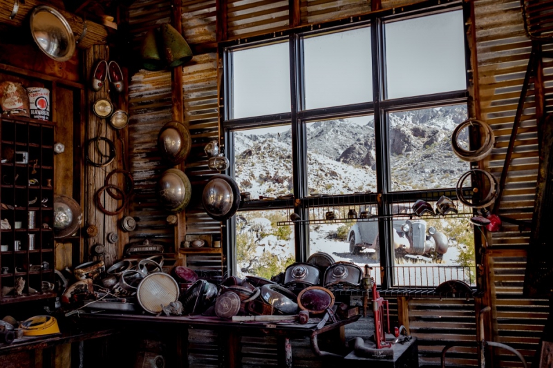 cordonnerie-GRASSE-min_shop_window_part_junk_abandoned-138873